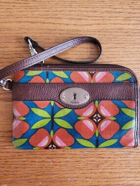 FOSSIL KEYPER FLORAL COATED CANVAS WRISTLET WITH BROWN LEATHER TRIM.